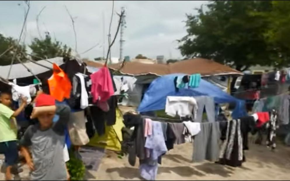 A Patrulha da Fronteira mais uma vez coloca imigrantes no campo ao ar livre de San Ysidro, sem banheiros